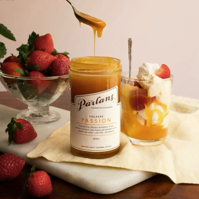 Skapa drömmigt goda efterrätter i sommar med pärlans kolasåser🍓😋ringla över glassen, bären eller i en bakelse! Finns i smakerna passionsfrukt, salt karamell, salt lakrits & choklad såklart! Du hittar alla på våran hemsida signeratm.com eller i butiken.
