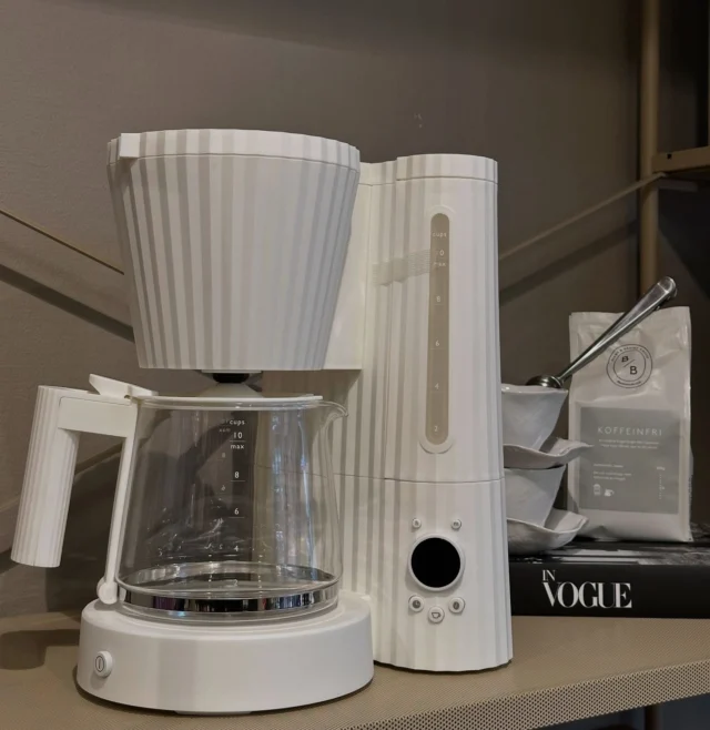 Gör din kaffestund till något alldeles extra med denna eleganta kaffebryggare i ribbad vit design från Alessi. Perfekt för både morgontrötta och finsmakare!
Pris 1999kr ☕️
#alessi