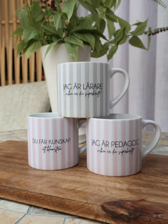 Nu närmar sig sommarlovet och vi har dessa söta muggar att ge till sin lärare/pedagog🌸 fin att ge som den är eller i cellofan med exempelvis servetter, kaffe eller något annat fint💖Välkommen in så hjälper vi dig.
Pris mugg: 169kr/st finns även med motivet ”ett hjärta av guld”