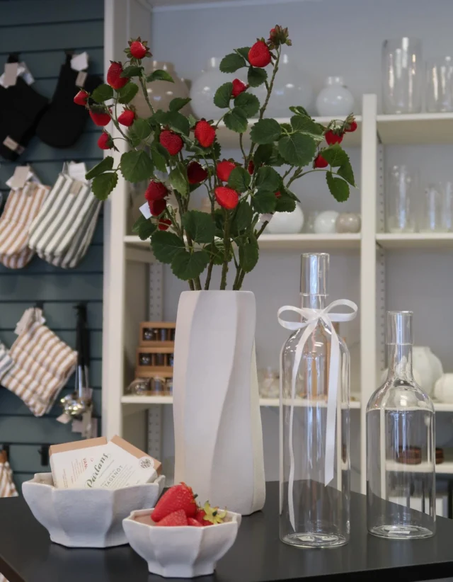Nu närmar sig midsommar! Vad fort det går☀️🍓
Öppettiderna över midsommar:
Torsdag 10-18
Midsommarafton STÄNGT
Midsommardagen STÄNGT